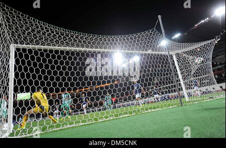 (131212)--AGADIR, 12. Dezember 2013 (Xinhua)--Foto am 11. Dezember 2013 zeigt das Ziel eines Raja Casablanca-Spielers während der FIFA Club World Cup-Partie zwischen Raja Casablanca und Auckland City in der marokkanischen Küste Stadt Agadir, am 11. Dezember 2013. Raja Casablanca gewann 2: 1. (Xinhua/Guo Yong) Stockfoto