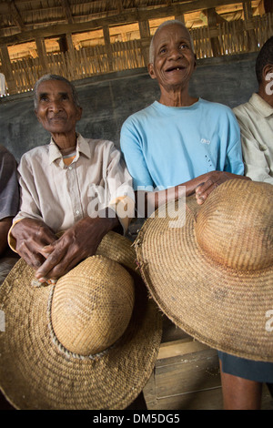 Männer mit Strohhüten in Vatomandry Bezirk, Madagaskar. Stockfoto