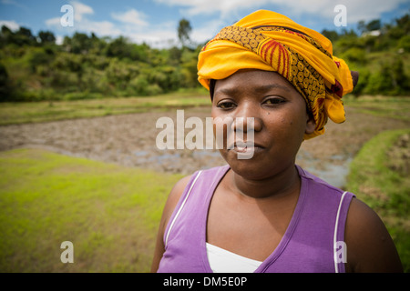 Ein kleiner Bauer steht in ihrem Reisfeld in ländlichen Fenerive Est Bezirk, Madagaskar. Stockfoto
