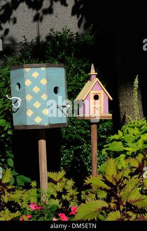 Vogelhäuschen mit Hardware gemacht. Stockfoto