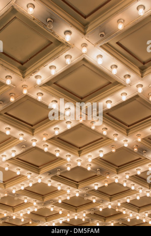 Alte historische Broadway Theater Festzelt Decke blinken Lichter vertikal Stockfoto