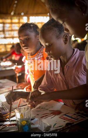 Kinder im Kunstunterricht in Vatomandry Bezirk, Madagaskar. Stockfoto