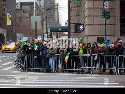 NEW YORK, NY, USA - 16 MAR: Zuschauer bei der St. Patricks Day Parade am 16. März 2013 in New York City, USA. Stockfoto