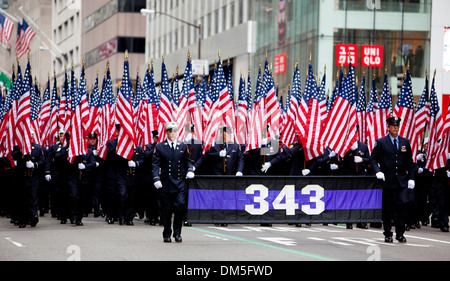 NEW YORK, NY, USA - 16. MÄRZ: Die New Yorker Feuerwehr bei der St. Patrick's Day Parade am 16. März 2013 in New York City, USA. Stockfoto