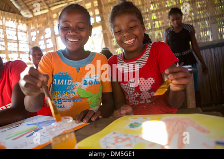 Mädchen im Kunstunterricht in Vatomandry Bezirk, Madagaskar. Stockfoto