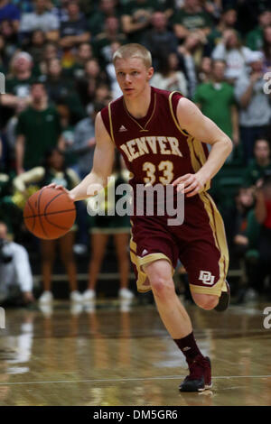 Fort Collins, Colorado, USA. 11. Dezember 2013. 11. Dezember 2013: Denvers Nate Engesser bringt den Ball gegen die Colorado State in der zweiten Hälfte bei Moby-Arena. Bildnachweis: Csm/Alamy Live-Nachrichten Stockfoto