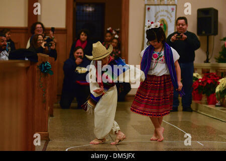 Garfield, New Jersey, USA. 11. Dezember 2013. Zeigen Sie Tänzer JACOB MENDOZA, 6, und SOFIA AHEARN, 6, ihre Hingabe an die Jungfrau von Guadalupe Durchführung traditionelle mexikanische Tänze an den Heiligen Namen katholische Kirche in Garfield, New Jersey während das wichtigste religiöse Fest des Jahres für die Mexikaner im in- und Ausland. Die Haltestelle des Antorcha Guadalupana war die-zum vorletzten in eine 87-Tag, 2.700 Meile Relais Fackellauf, die in Puebla, Mexiko begann. Stockfoto