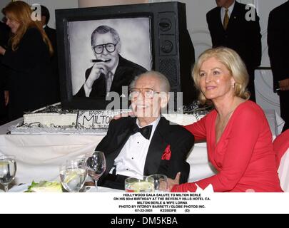 22. Juli 2001 - HOLLYWOOD GALA Gruß an MILTON BERLE. AN SEINEM 93. GEBURTSTAG IM BEVERLY HILLS HOTEL CA..MILTON BERLE & FRAU LORNA. FITZROY BARRETT / 22.07.2001 K22503FB (D) (Kredit-Bild: © Globe Photos/ZUMAPRESS.com) Stockfoto