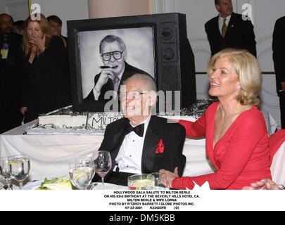 22. Juli 2001 - HOLLYWOOD GALA Gruß an MILTON BERLE. AN SEINEM 93. GEBURTSTAG IM BEVERLY HILLS HOTEL CA..MILTON BERLE & FRAU LORNA. FITZROY BARRETT / 22.07.2001 K22503FB (D) (Kredit-Bild: © Globe Photos/ZUMAPRESS.com) Stockfoto