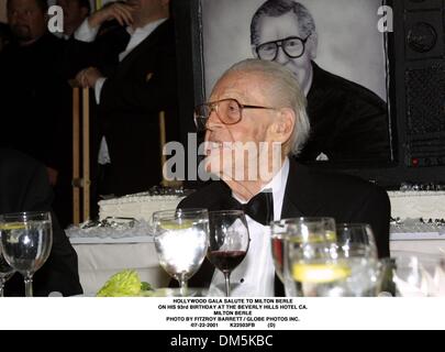 22. Juli 2001 - HOLLYWOOD GALA Gruß an MILTON BERLE. AN SEINEM 93. GEBURTSTAG IM BEVERLY HILLS HOTEL CA..MILTON BERLE. FITZROY BARRETT / 22.07.2001 K22503FB (D) (Kredit-Bild: © Globe Photos/ZUMAPRESS.com) Stockfoto