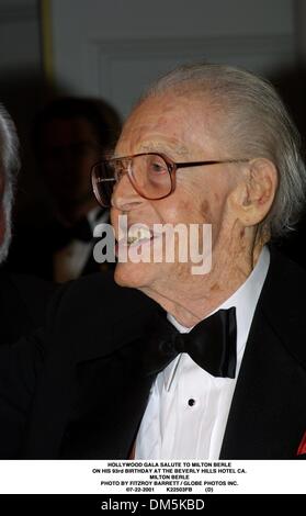 22. Juli 2001 - HOLLYWOOD GALA Gruß an MILTON BERLE. AN SEINEM 93. GEBURTSTAG IM BEVERLY HILLS HOTEL CA..MILTON BERLE. FITZROY BARRETT / 22.07.2001 K22503FB (D) (Kredit-Bild: © Globe Photos/ZUMAPRESS.com) Stockfoto