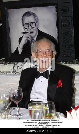 22. Juli 2001 - HOLLYWOOD GALA Gruß an MILTON BERLE. AN SEINEM 93. GEBURTSTAG IM BEVERLY HILLS HOTEL CA..MILTON BERLE. FITZROY BARRETT / 22.07.2001 K22503FB (D) (Kredit-Bild: © Globe Photos/ZUMAPRESS.com) Stockfoto