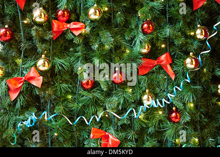 Funkelnde und leuchtende Weihnachtskugeln am Weihnachtsbaum Stockfoto