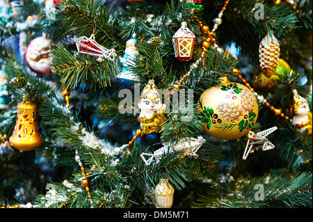 Funkelnde und leuchtende Weihnachtskugeln und Spielzeug auf den Weihnachtsbaum Stockfoto