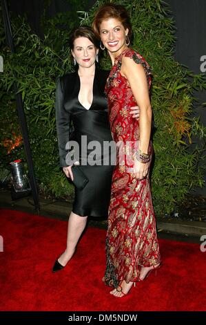 8. November 2002 - Hollywood, Kalifornien - MEGAN MULLALLY und DEBRA MESSING... WIRD & GRACE 100. EPISODE FEIER, PARTY. BEI FALCON Restaurant IN HOLLYWOOD, CA. FITZROY BARRETT / 08.11.2002 K27066FB (D) (Kredit-Bild: © Globe Photos/ZUMAPRESS.com) Stockfoto