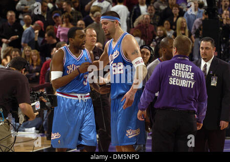 11. Februar 2005; Sacramento, Kalifornien, USA; Sacramento Kings Wache CUTTINO MOBLEY von BRAD MILLER zurückhaltend ist als Mobley versucht man zu einem offiziellen nach den Sacramento Kings und den Dallas Mavericks in Arco Arena in Sacramento, Kalifornien, 11. Februar 2005. Stockfoto