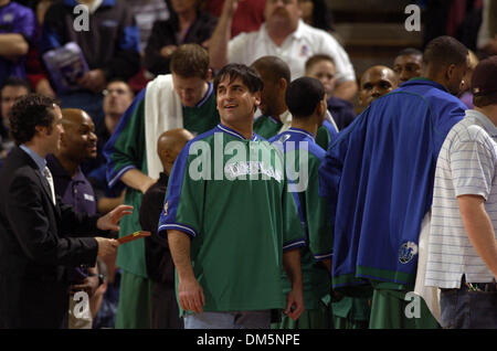 11. Februar 2005; Pheonix, CA, USA; Mavericks-Besitzer MARK CUBAN glänzt ein Lächeln in Richtung der Maloof Brüdern mit 12 Sekunden noch im 4. Quartal in den Sacramento Kings und den Dallas Mavericks in Arco Arena in Sacramento, Kalifornien 11. Februar 2004. Stockfoto