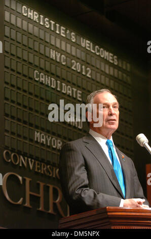 24. Februar 2005; Manhattan, NY, USA; Bürgermeister MICHAEL BLOOMBERG bespricht New Yorks Bewerbung um die Olympischen Spiele im Jahr 2012 während eines Mittagessens vom Auktionshaus Christie's. Stockfoto