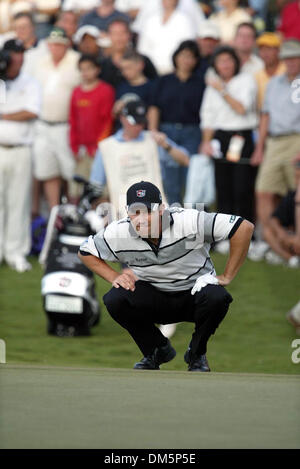 13. März 2005; Palm Beach Gardens, FL, USA; PADRAIG HARRINGTON reiht sich bei Schuss auf der zweiten Playoff-Loch um 18 Uhr bei der Honda Classic im Mirasol Sonntagnachmittag. Stockfoto