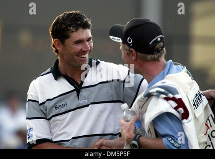 13. März 2005; Palm Beach Gardens, FL, USA; PADRAIG HARRINGTON ist durch seinen Caddie gratulierte, nach dem Gewinn der Honda Classic im Mirasol Sonntagnachmittag. Stockfoto