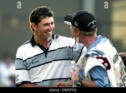 13. März 2005; Palm Beach Gardens, FL, USA; PADRAIG HARRINGTON ist durch seinen Caddie gratulierte, nach dem Gewinn der Honda Classic im Mirasol Sonntagnachmittag. Stockfoto