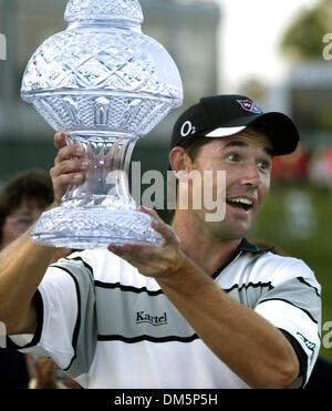 13. März 2005; Palm Beach Gardens, FL, USA; PADRAIG HARRINGTON übernimmt die Trophäe nach dem Gewinn der Honda Classic im Mirasol Sonntagnachmittag. Stockfoto