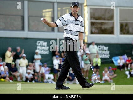 13. März 2005; Palm Beach Gardens, FL, USA; Preisgekrönte Putt PADRIG HARRINGTON nach zwei Loch von einem Playoff gegen Vijay Singh während der Endrunde der Honda Classic 2005 Sonntag 13. März 05 in Palm Beach Gardens Stockfoto