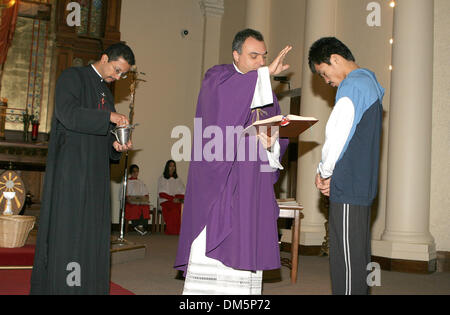 13. März 2005; Hollywood, Kalifornien, USA; Phillipino Superstar Boxer trainiert MANNY "PACMAN" PACQUIAO der WBO 12-Runden super-Federgewicht Meisterschaft gegen Erik "El Terrible" Morales (Mexiko) im MGM Grand Samstag, 19. März. PACQUIAO wird vom legendären Box-Trainer Freddie Roach an der Wild Card Boxing Club in Hollywood trainiert. Im Bild: PACQUIAO mit Vater ANTONIO CACCIAP Stockfoto