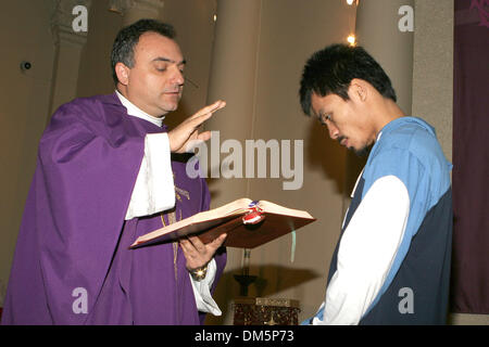 13. März 2005; Hollywood, Kalifornien, USA; Phillipino Superstar Boxer trainiert MANNY "PACMAN" PACQUIAO der WBO 12-Runden super-Federgewicht Meisterschaft gegen Erik "El Terrible" Morales (Mexiko) im MGM Grand Samstag, 19. März. PACQUIAO wird vom legendären Box-Trainer Freddie Roach an der Wild Card Boxing Club in Hollywood trainiert. Im Bild: PACQUIAO mit Vater ANTONIO CACCIAP Stockfoto