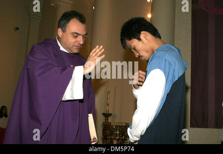 13. März 2005; Hollywood, Kalifornien, USA; Phillipino Superstar Boxer trainiert MANNY "PACMAN" PACQUIAO der WBO 12-Runden super-Federgewicht Meisterschaft gegen Erik "El Terrible" Morales (Mexiko) im MGM Grand Samstag, 19. März. PACQUIAO wird vom legendären Box-Trainer Freddie Roach an der Wild Card Boxing Club in Hollywood trainiert. Im Bild: PACQUIAO mit Vater ANTONIO CACCIAP Stockfoto