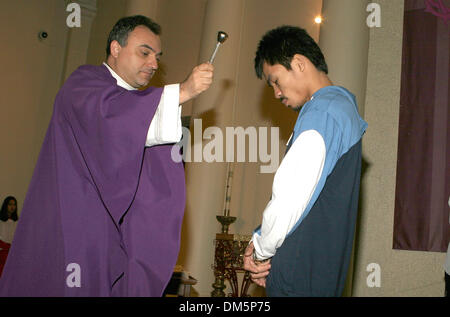 13. März 2005; Hollywood, Kalifornien, USA; Phillipino Superstar Boxer trainiert MANNY "PACMAN" PACQUIAO der WBO 12-Runden super-Federgewicht Meisterschaft gegen Erik "El Terrible" Morales (Mexiko) im MGM Grand Samstag, 19. März. PACQUIAO wird vom legendären Box-Trainer Freddie Roach an der Wild Card Boxing Club in Hollywood trainiert. Im Bild: PACQUIAO mit Vater ANTONIO CACCIAP Stockfoto