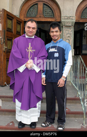 13. März 2005; Hollywood, Kalifornien, USA; Phillipino Superstar Boxer trainiert MANNY "PACMAN" PACQUIAO der WBO 12-Runden super-Federgewicht Meisterschaft gegen Erik "El Terrible" Morales (Mexiko) im MGM Grand Samstag, 19. März. PACQUIAO wird vom legendären Box-Trainer Freddie Roach an der Wild Card Boxing Club in Hollywood trainiert. Im Bild: PACQUIAO mit Vater ANTONIO CACCIAP Stockfoto