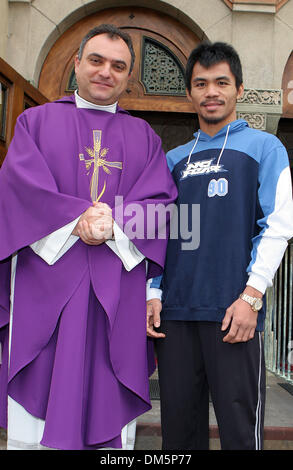 13. März 2005; Hollywood, Kalifornien, USA; Phillipino Superstar Boxer trainiert MANNY "PACMAN" PACQUIAO der WBO 12-Runden super-Federgewicht Meisterschaft gegen Erik "El Terrible" Morales (Mexiko) im MGM Grand Samstag, 19. März. PACQUIAO wird vom legendären Box-Trainer Freddie Roach an der Wild Card Boxing Club in Hollywood trainiert. Im Bild: PACQUIAO mit Vater ANTONIO CACCIAP Stockfoto