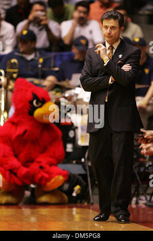Universität von Louisville Trainer Rick Pitino (rechts) hält seine kühl wie sein Team über Top-Rankings University of Washington in der NCAA Albuquerque regionalen Halbfinale triumphierte Spiel in Albuquerque, New Mexico auf Donnerstag, 24. März 2005.  (Kin Mann Hui/Personal) Stockfoto