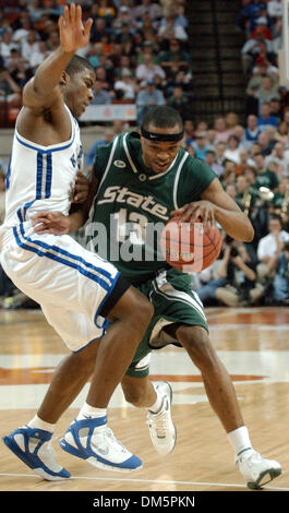 27. März 2005; AUSTIN, TX, USA;  Michigan State Maurice Ager fährt um Kentuckys Kelenna Azubuike im Großraum Austin NCAA Finale im Frank Erwin Center in Austin, Texas, Sonntag, 27. März 2005. Stockfoto