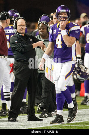 21. November 2009 - Minneapolis, Minnesota, Vereinigte Staaten von Amerika - Minnesota Vikings head Coach Brad Childress und quarterback Brett Favre (#4) an der Seitenlinie vor dem Spiel zwischen den Green Bay Packers und die Minnesota Vikings die Mall of America Field in Minneapolis, Minnesota.  Die Packers besiegten die Wikinger 31-3. (Kredit-Bild: © Marilyn Indahl/Southcreek Global/ZUMAP Stockfoto