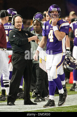 21. November 2009 - Minneapolis, Minnesota, Vereinigte Staaten von Amerika - Minnesota Vikings head Coach Brad Childress und quarterback Brett Favre (#4) an der Seitenlinie vor dem Spiel zwischen den Green Bay Packers und die Minnesota Vikings die Mall of America Field in Minneapolis, Minnesota.  Die Packers besiegten die Wikinger 31-3. (Kredit-Bild: © Marilyn Indahl/Southcreek Global/ZUMAP Stockfoto
