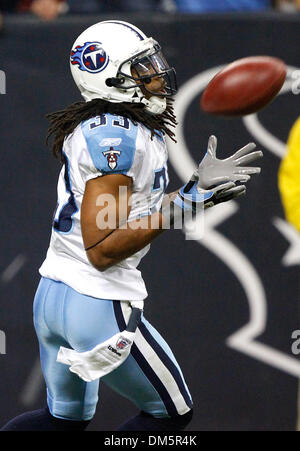 23. November 2009 - Houston, Texas, USA - 23. November 2009: Tennessee Titans Sicherheit Michael Griffin fängt einen Punt da die Titans auf die Houston Texans im Reliant Stadium in Houston, Texas nahm. Obligatorische Credit - Diana L. Porter / Southcreek Global. (Kredit-Bild: © Southcreek Global/ZUMApress.com) Stockfoto