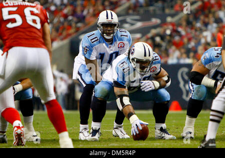 23. November 2009 - Houston, Texas, USA - 23. November 2009: Tennessee Titans Quarterback Vince Young nennt das Spiel, da die Titans auf die Houston Texans im Reliant Stadium in Houston, Texas nahm. Obligatorische Credit - Diana L. Porter / Southcreek Global. (Kredit-Bild: © Southcreek Global/ZUMApress.com) Stockfoto