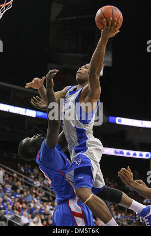 14. Februar 2010 - Newark, New Jersey, USA - 14. Februar 2010: Seton Hall weiterleiten Jeff Robinson #32 Laufwerke in den Korb während der ersten Hälfte des Spiels im Prudential Center in Newark, New Jersey statt.  Seton Hall Pirates führt die DePaul Blue Demons 50-35..Mandatory Credit: Alan Maglaque / Southcreek Global (Credit-Bild: © Southcreek Global/ZUMApress.com) Stockfoto