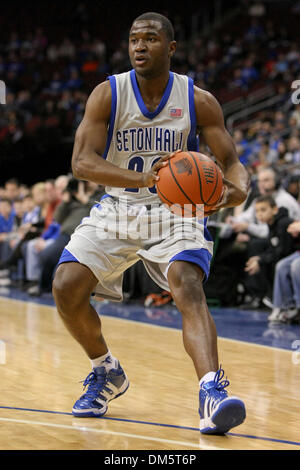 14. Februar 2010 - Newark, New Jersey, USA - 14. Februar 2010: Seton Hall Guard Eugene Harvey arbeitet den Ball auf die Spur in der ersten Hälfte des Spiels im Prudential Center in Newark, New Jersey statt.  Seton Hall Pirates führt die DePaul Blue Demons 50-35..Mandatory Credit: Alan Maglaque / Southcreek Global (Credit-Bild: © Southcreek Global/ZUMApress.com) Stockfoto