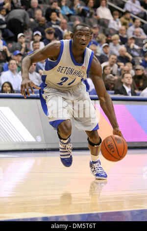 14. Februar 2010 - Newark, New Jersey, USA - 14. Februar 2010: Seton Hall Guard Jeremy Hazell #21 Laufwerke in den Korb in der ersten Hälfte des Spiels im Prudential Center in Newark, New Jersey statt.  Seton Hall Pirates führt die DePaul Blue Demons 50-35..Mandatory Credit: Alan Maglaque / Southcreek Global (Credit-Bild: © Southcreek Global/ZUMApress.com) Stockfoto