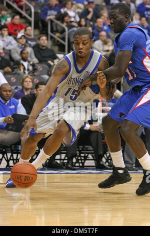14. Februar 2010 - Newark, New Jersey, USA - 14. Februar 2010: Seton Hall vorwärts Kraut Papst #15 in den Korb gegen DePaul Forward/Center Mac Koshwal #13 in der ersten Hälfte des Spiels fährt im Prudential Center in Newark, New Jersey statt.  Seton Hall Pirates führt die DePaul Blue Demons 50-35..Mandatory Credit: Alan Maglaque / Southcreek Global (Credit-Bild: © Southcreek Stockfoto