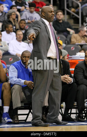 14. Februar 2010 - Newark, New Jersey, USA - 14. Februar 2010: DePaul Trainer Tracy Webster leitet seine Mannschaft in der ersten Hälfte des Spiels im Prudential Center in Newark, New Jersey statt.  Seton Hall Pirates führt die DePaul Blue Demons 50-35..Mandatory Credit: Alan Maglaque / Southcreek Global (Credit-Bild: © Southcreek Global/ZUMApress.com) Stockfoto