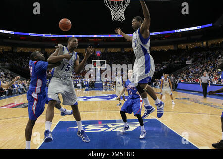 14. Februar 2010 - Newark, New Jersey, USA - 14. Februar 2010: Seton Hall weiterleiten Kraut Papst #15 und DePaul weiterleiten Tony Freeland #22 Kampf für die Erholung während der zweiten Hälfte des Spiels im Prudential Center in Newark, New Jersey statt.  Seton Hall Pirates besiegt die DePaul Blue Demons 79-71..Mandatory Credit: Alan Maglaque / Southcreek Global (Credit-Bild: © Southcreek Glob Stockfoto