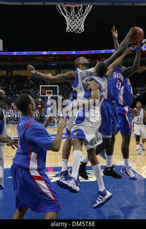 14. Februar 2010 - Newark, New Jersey, USA - 14. Februar 2010: DePaul vorwärts-/Mitte Mac Koshwal #13 Kämpfe für den Abpraller gegen Seton Hall weiterleiten Kraut Papst #15 in der zweiten Hälfte des Spiels im Prudential Center in Newark, New Jersey statt.  Seton Hall Pirates besiegt die DePaul Blue Demons 79-71..Mandatory Credit: Alan Maglaque / Southcreek Global (Credit-Bild: © South Stockfoto