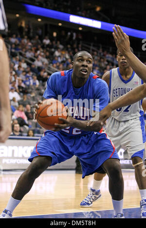 14. Februar 2010 - Newark, New Jersey, USA - 14. Februar 2010: DePaul weiterleiten Tony Freeland #22 Werke unter dem Korb in der zweiten Hälfte des Spiels im Prudential Center in Newark, New Jersey statt.  Seton Hall Pirates besiegt die DePaul Blue Demons 79-71..Mandatory Credit: Alan Maglaque / Southcreek Global (Credit-Bild: © Southcreek Global/ZUMApress.com) Stockfoto