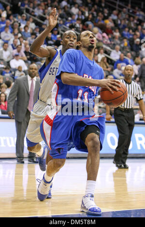14. Februar 2010 - Newark, New Jersey, USA - 14. Februar 2010: DePaul Wache Jeremiah Kelly #11 Laufwerke in den Korb und gejagt von Seton Hall bewachen Keon Lawrence #2 in der zweiten Hälfte des Spiels im Prudential Center in Newark, New Jersey statt.  Seton Hall Pirates besiegt die DePaul Blue Demons 79-71..Mandatory Credit: Alan Maglaque / Southcreek Global (Credit-Bild: Stockfoto