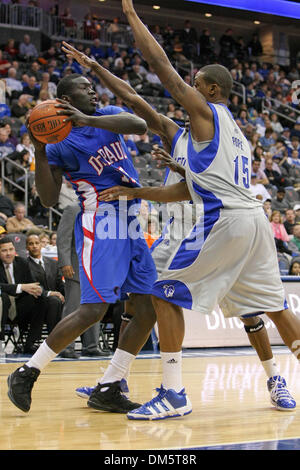 14. Februar 2010 - Newark, New Jersey, USA - 14. Februar 2010: DePaul vorwärts-/Mitte Mac Koshwal #13 von Seton Hall vorwärts Kraut Papst #15 in der zweiten Hälfte des Spiels im Prudential Center in Newark, New Jersey statt verteidigt.  Seton Hall Pirates besiegt die DePaul Blue Demons 79-71..Mandatory Credit: Alan Maglaque / Southcreek Global (Credit-Bild: © Southcreek Global/ZUM Stockfoto