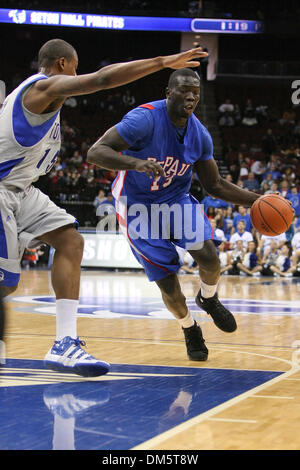 14. Februar 2010 - Newark, New Jersey, USA - 14. Februar 2010: DePaul vorwärts-/Mitte Mac Koshwal #13 in den Korb gegen Seton Hall treibt Kraut Papst #15 in der zweiten Hälfte des Spiels im Prudential Center in Newark, New Jersey statt.  Seton Hall Pirates besiegt die DePaul Blue Demons 79-71..Mandatory Credit: Alan Maglaque / Southcreek Global (Credit-Bild: © Southcr Stockfoto